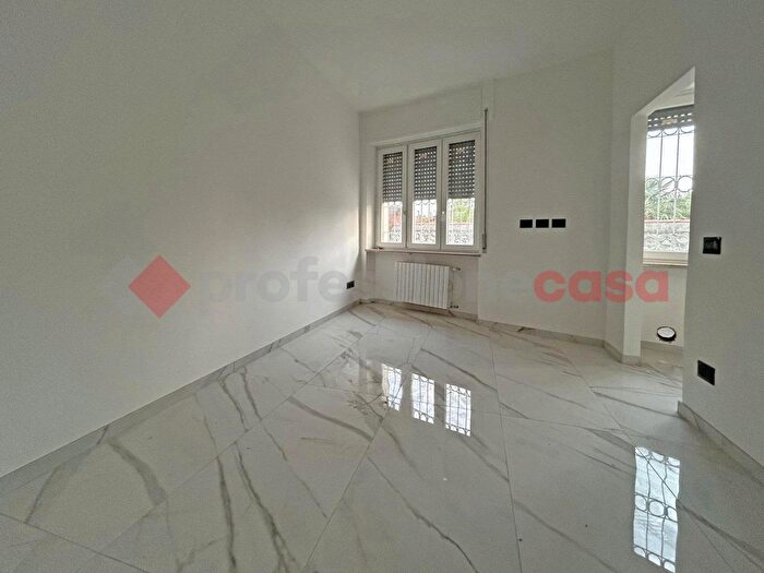 Appartamento trilocale in vendita in Via Vecchia, Borgomanero