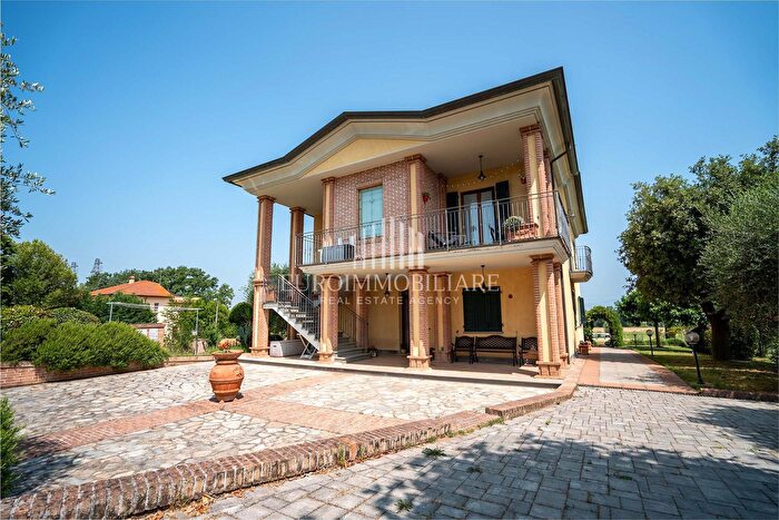 Casa con 7 locali in vendita in Via Giuseppe Garibaldi, Castiglione Del Lago