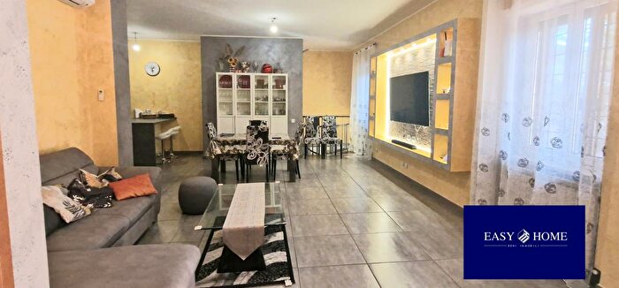 Appartamento con 10 locali in vendita in Via Frondarola, Roma