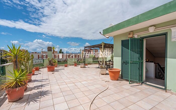 Appartamento con 6 locali in vendita in Via Cornalias, Cagliari