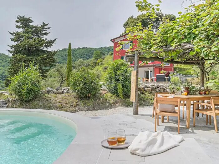 Casa con 8 locali in vendita in Fosdinovo