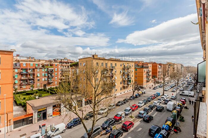 Appartamento trilocale in vendita in Viale Vasco De Gama, Roma