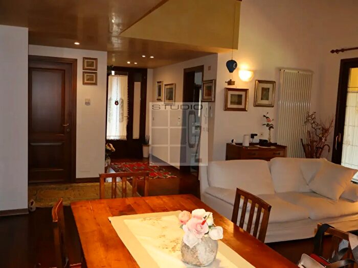 Casa con 5 locali in vendita in Via Castellana, Resana