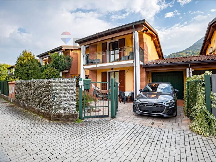 Casa quadrilocale in vendita in Via Provinciale d, Cremenaga