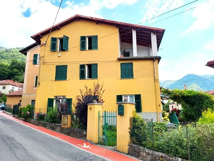 Casa con 8 locali in vendita in Via Roma, Savignone
