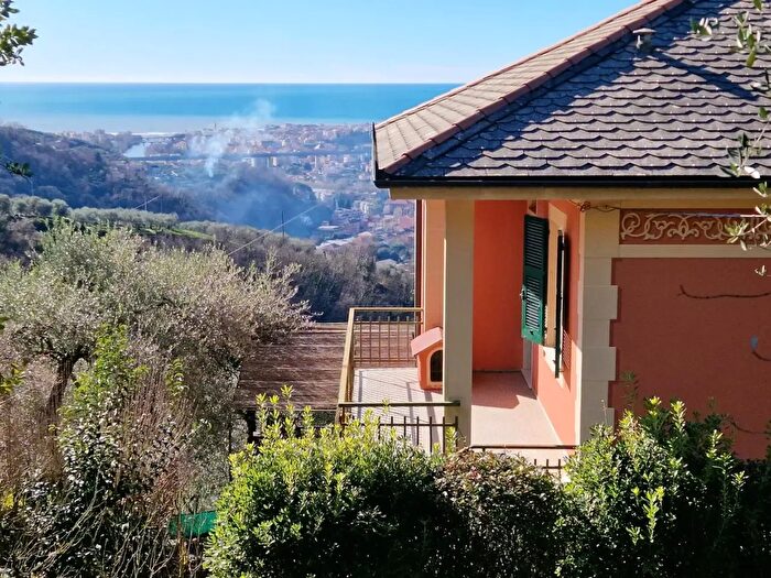 Casa con 10 locali in vendita in Cogorno