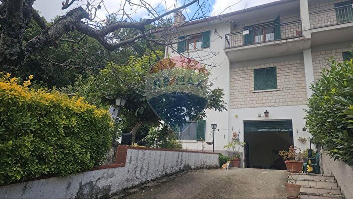 Casa con 8 locali in vendita in Morcone