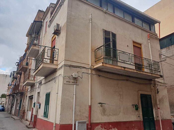 Appartamento trilocale in vendita in Via Altarello, Palermo