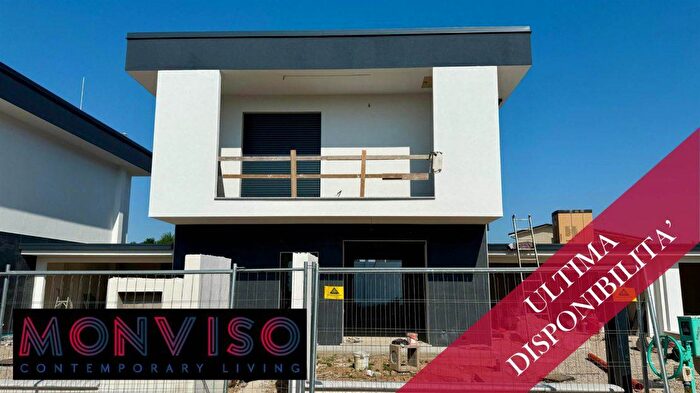 Casa quadrilocale in vendita in Via Monte Bianco Rovellasca, Rovellasca