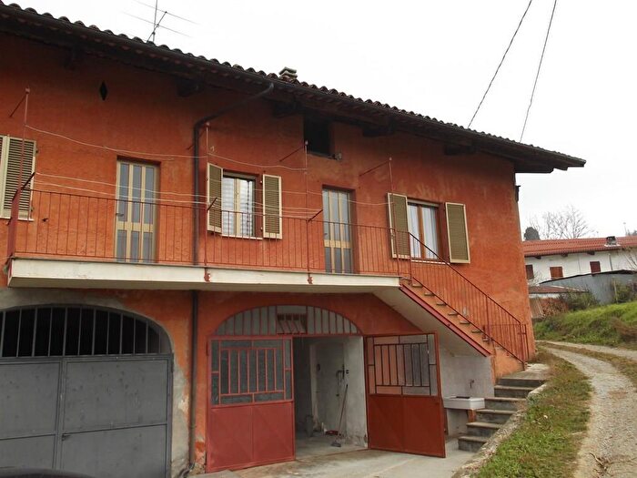 Casa con 6 locali in vendita in Clavesana