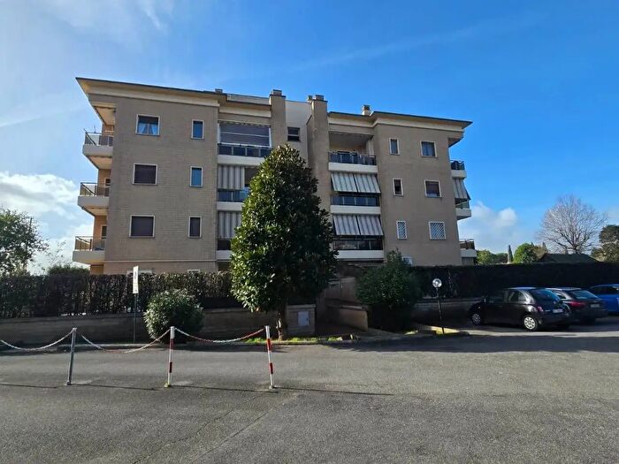 Appartamento trilocale in affitto in Via Cossinia, Roma