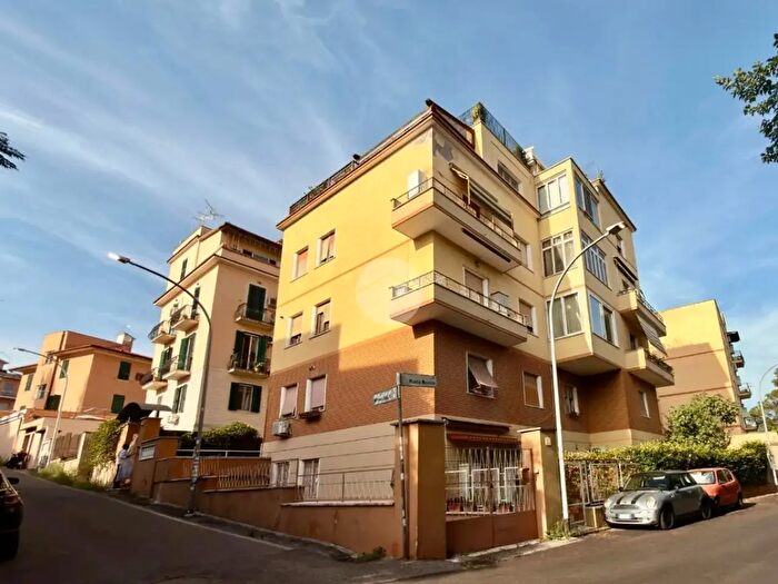 Appartamento quadrilocale in vendita in Via Monte Conero, Roma