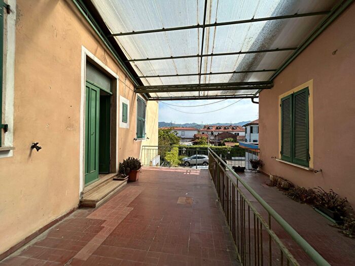 Casa con 17 locali in vendita in Sarzana