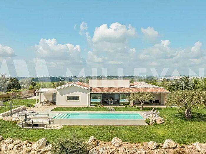 Casa con 7 locali in vendita in Noto