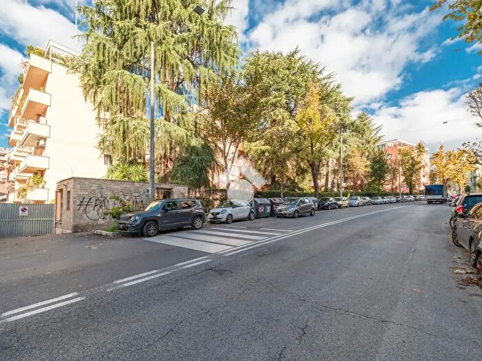 Appartamento trilocale in affitto in Viale delle Medaglie dOro, Roma
