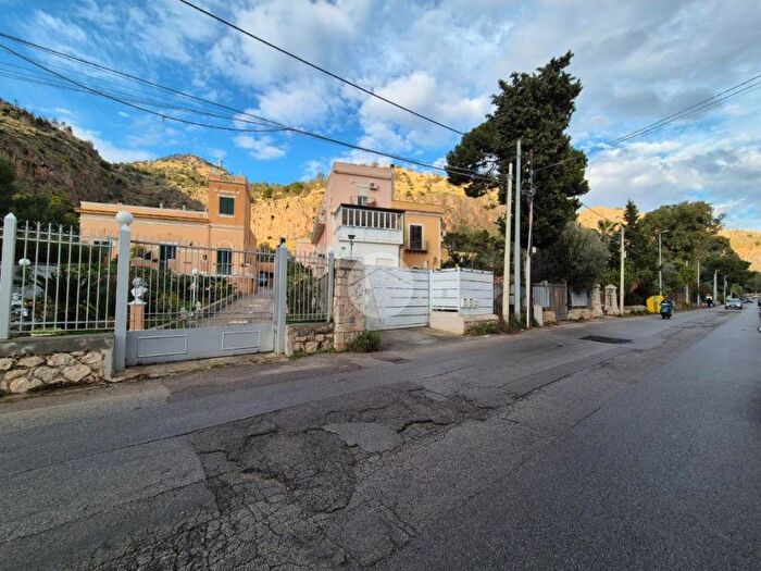 Appartamento trilocale in affitto in Via Bonanno Pietro, Montepellegrino, Palermo