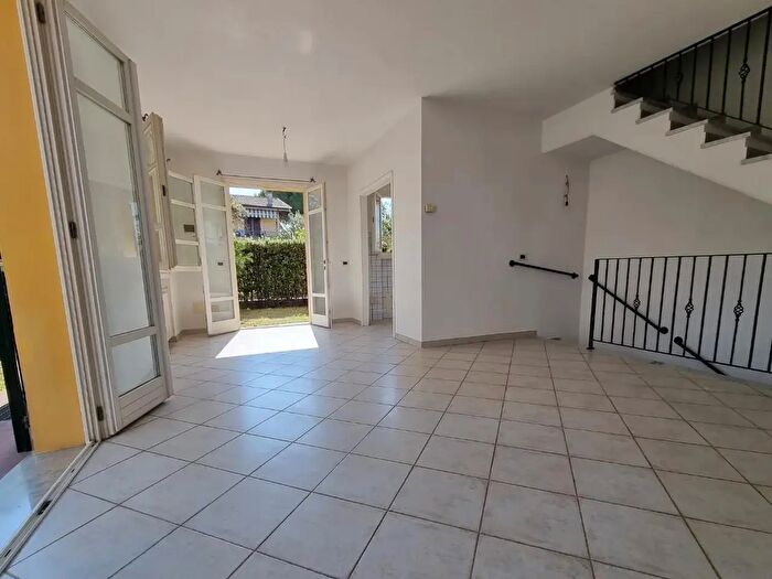 Casa con 6 locali in vendita in Massa