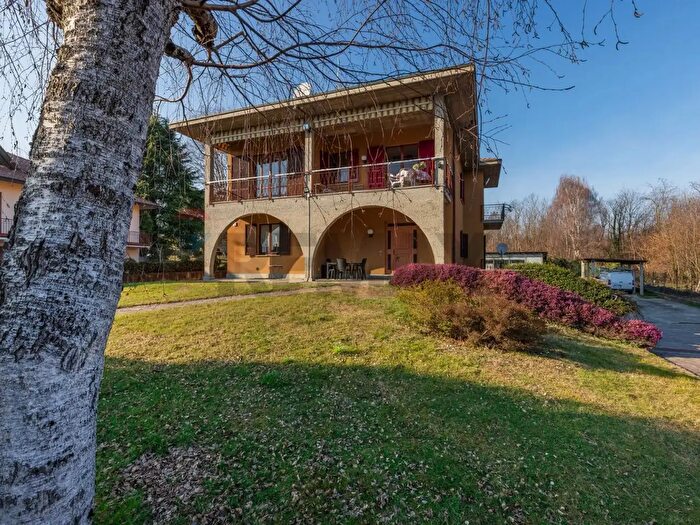 Casa con 10 locali in vendita in Via XXV Aprile, Albizzate