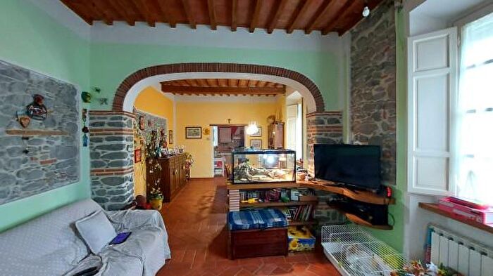 Casa con 6 locali in vendita in Borgo A Mozzano