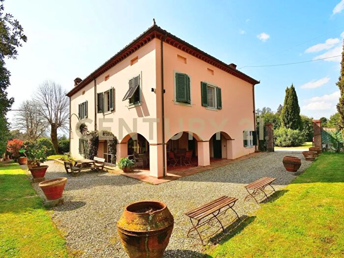 Casa con 17 locali in vendita in Capannori