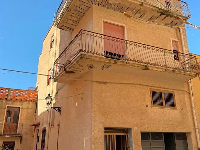 Casa con 8 locali in vendita in Sambuca Di Sicilia