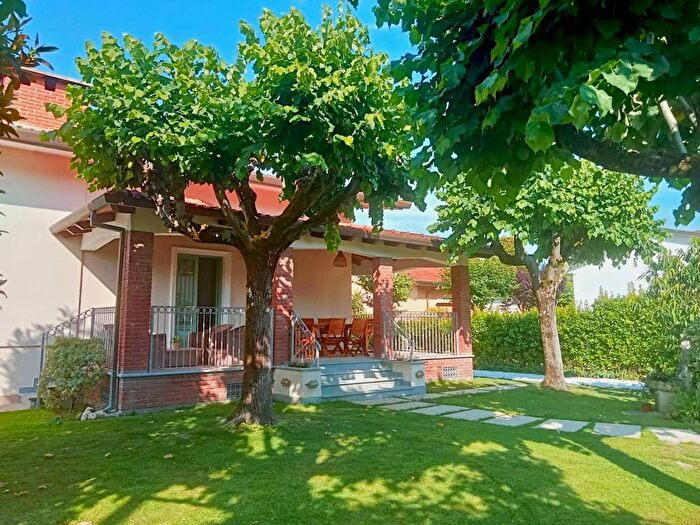 Casa con 6 locali in affitto in Fratelli Barberi, Centro, Forte dei Marmi