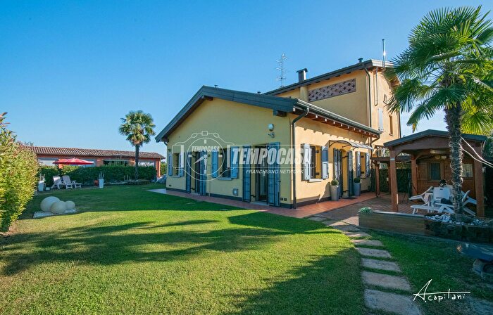 Casa quadrilocale in vendita in Strada Fossa Monda Nord, Modena