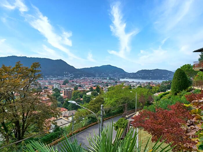 Appartamento trilocale in vendita in Via per Brunate, Como