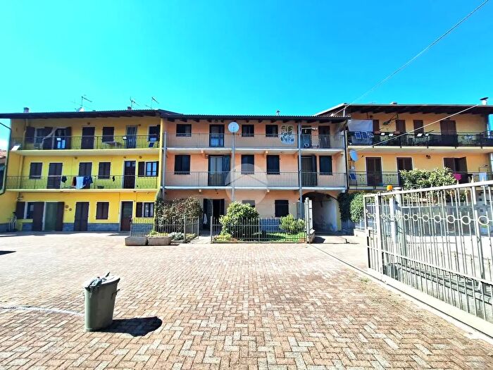 Casa con 6 locali in vendita in Via Vialà, Romano Canavese