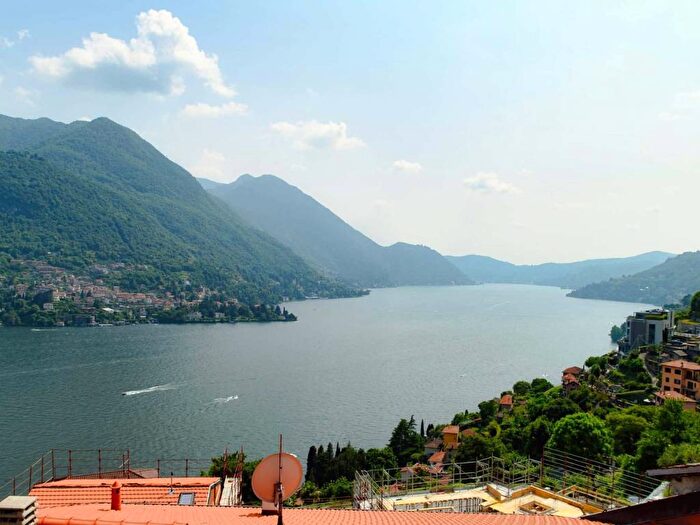 Appartamento trilocale in affitto in Via Colonghera, Centro, Carate Urio