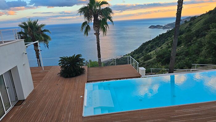 Casa con 10 locali in vendita in Taormina