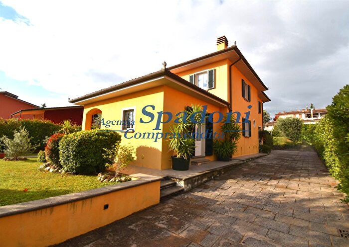 Casa con 8 locali in vendita in Montecarlo