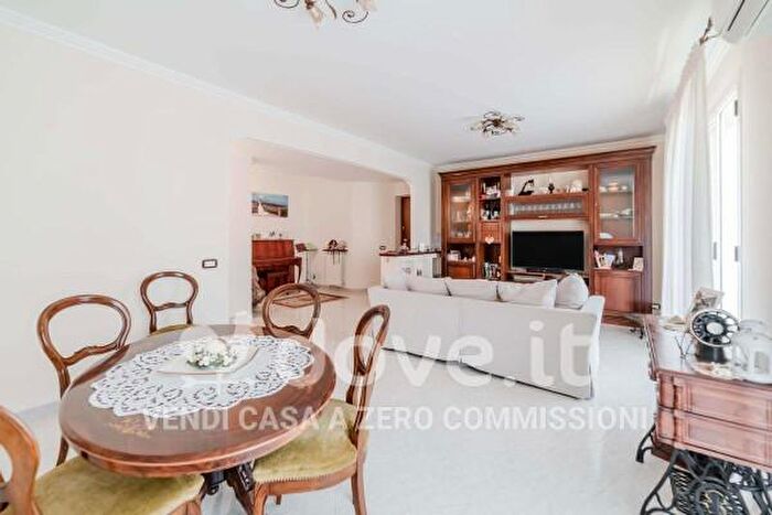 Appartamento con 5 locali in vendita in Via Marconi, Mascali