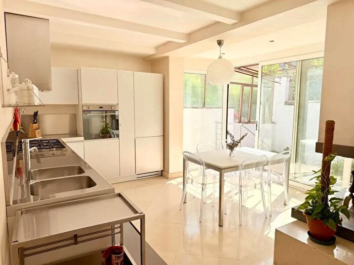 Casa con 5 locali in vendita in Massa