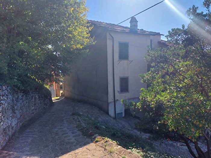 Casa con 7 locali in vendita in Bagni Di Lucca