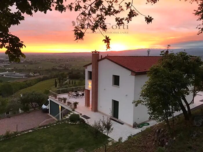 Casa con 5 locali in vendita in Sarego