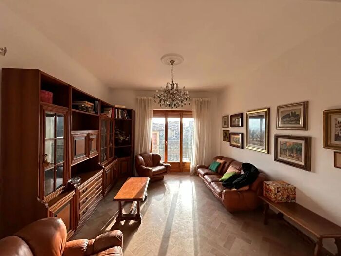 Appartamento con 8 locali in vendita in Siena