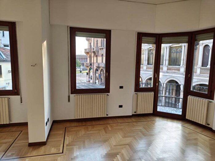 Appartamento quadrilocale in affitto in Via Beato Luca Belludi, Prato della Valle Pontecorvo, Padova