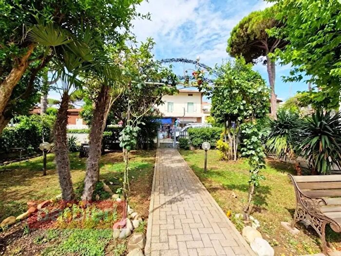 Appartamento quadrilocale in vendita in Viale Italia, Cervia