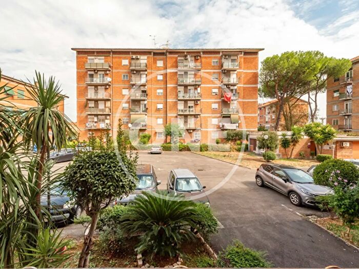 Appartamento quadrilocale in vendita in Via di Torre Spaccata, Roma