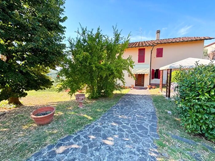 Casa con 10 locali in vendita in Vinci