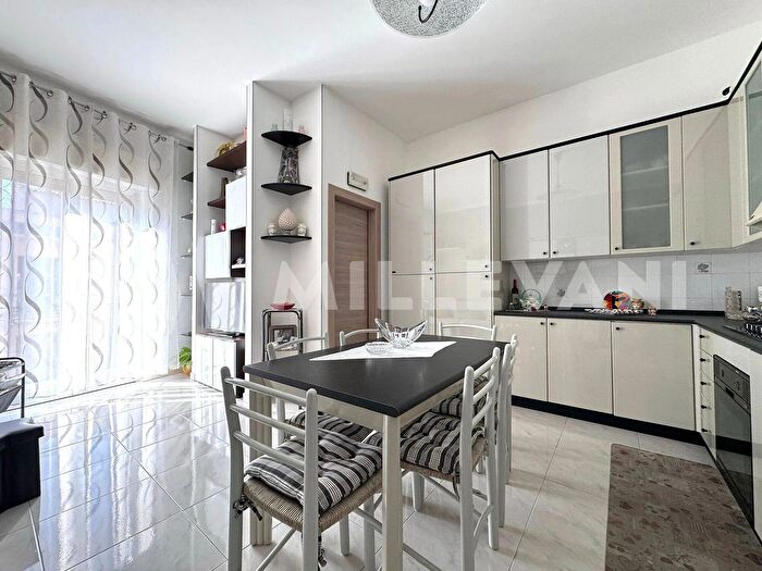 Appartamento quadrilocale in vendita in Viale Primo Maggio, Scicli