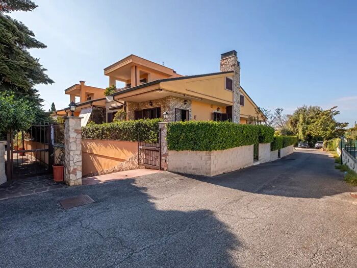 Casa quadrilocale in vendita in Via Volturino, Roma