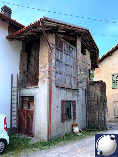 Casa bilocale in vendita in Via Alserio, Erba