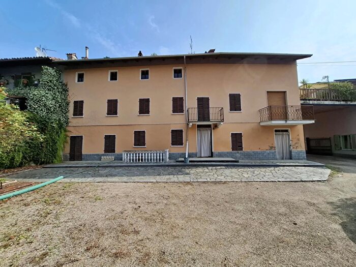 Casa con 9 locali in vendita in Govone