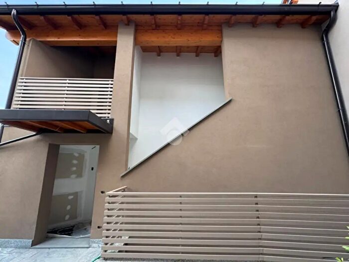 Casa quadrilocale in vendita in Via IV Novembre, Casazza