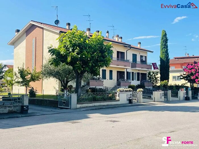 Appartamento con 7 locali in vendita in Via Berta, Ostra