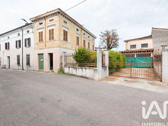 Casa con 8 locali in vendita in Via Siliprandi, Marcaria