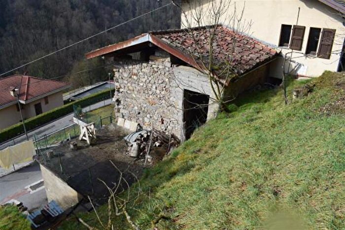 Casa bilocale in vendita in Via Don G Persico, Costa Di Serina