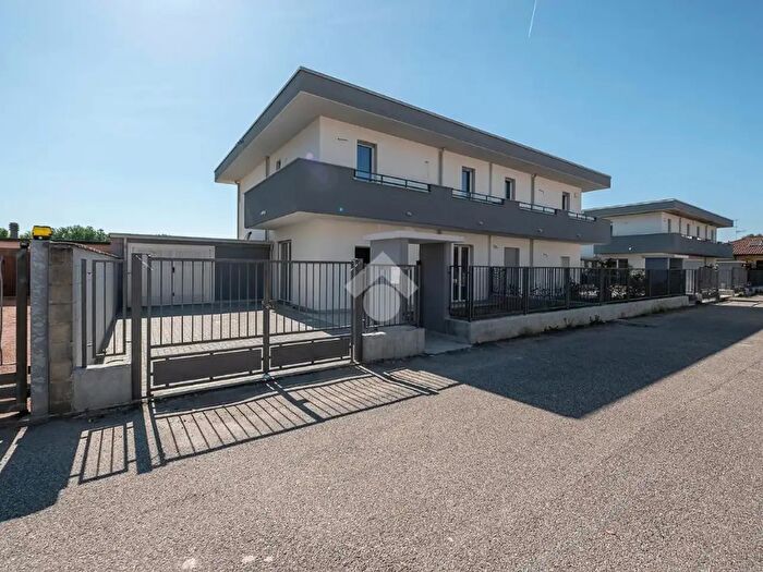 Casa quadrilocale in vendita in Via Cerro Maggiore, Rescaldina